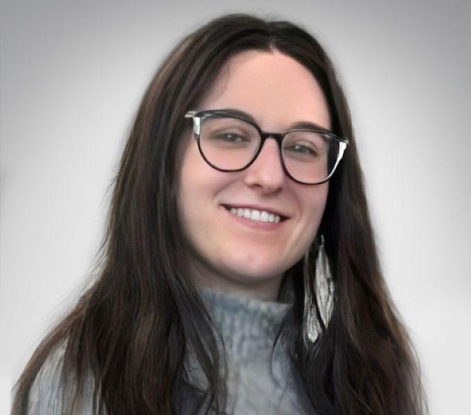 Headshot Madison Burgdolt